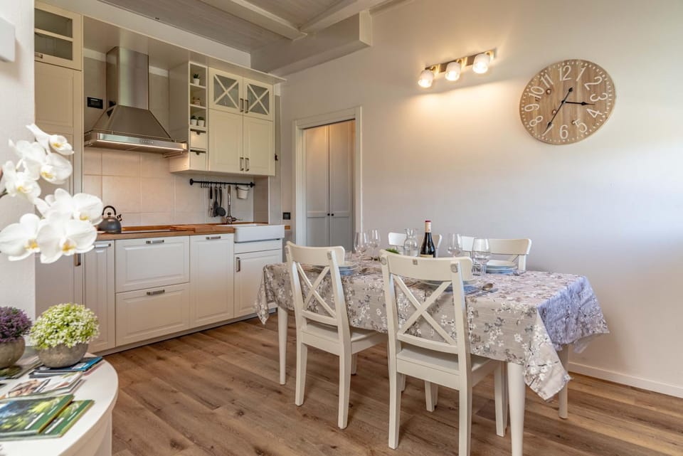 Kitchen or kitchenette, Living room, Seating area, Dining area, dishwasher