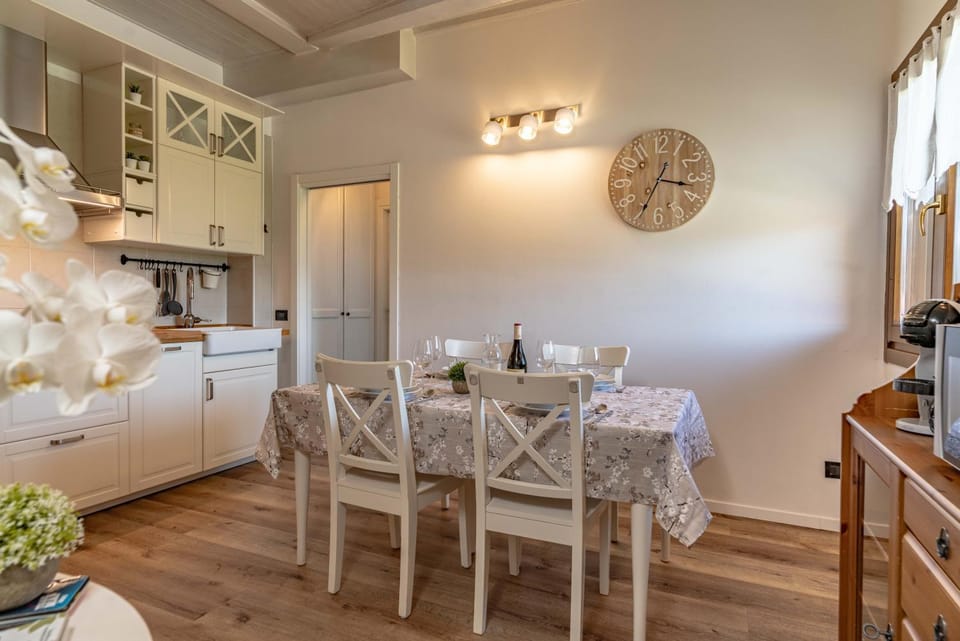 Kitchen or kitchenette, Living room, Seating area, Dining area, stove