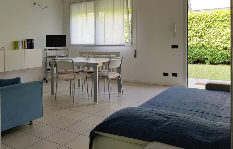 Facade/entrance, Bed, Living room, Seating area, Dining area