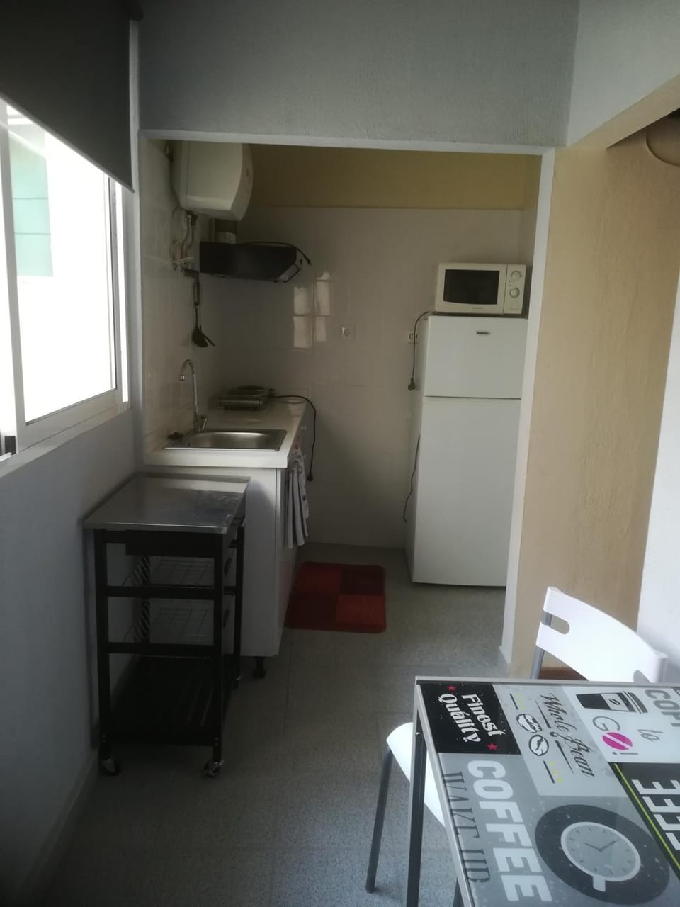 Kitchen or kitchenette, Dining area