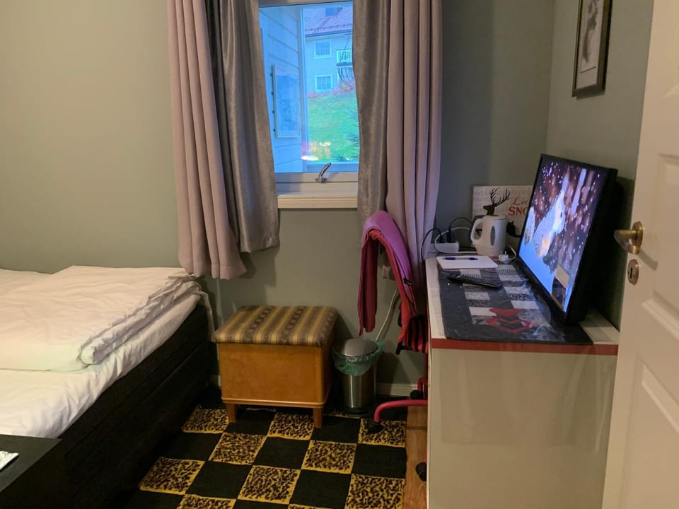 TV and multimedia, Photo of the whole room, Bedroom