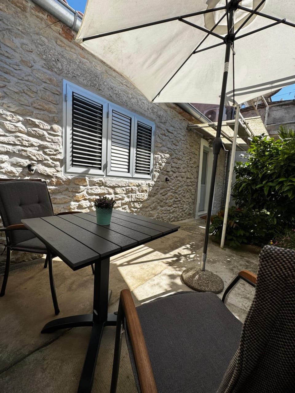 Property building, Patio, Balcony/Terrace, Seating area