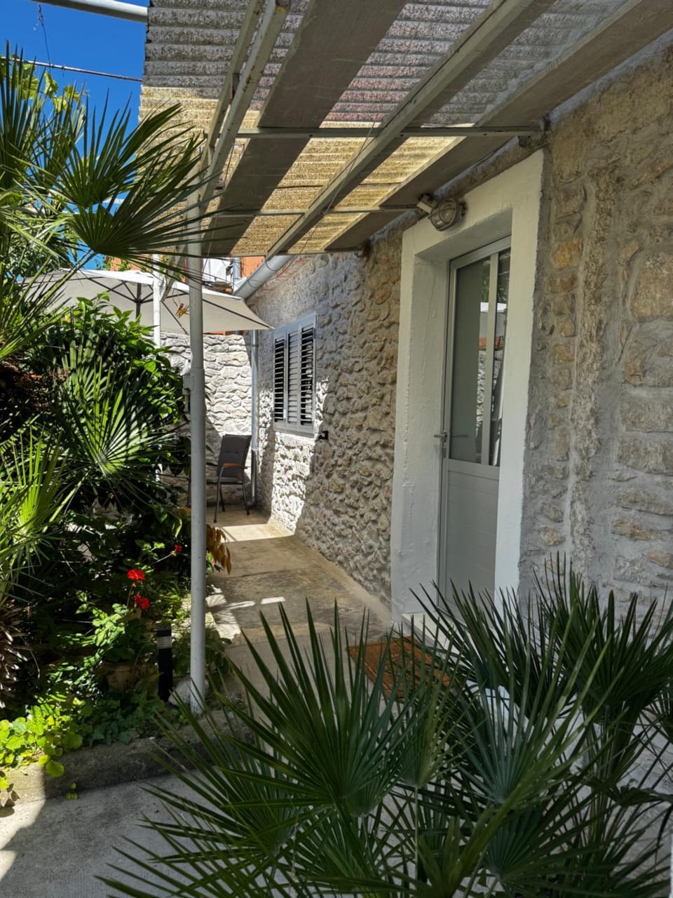 Property building, Patio, Day, Garden, Balcony/Terrace