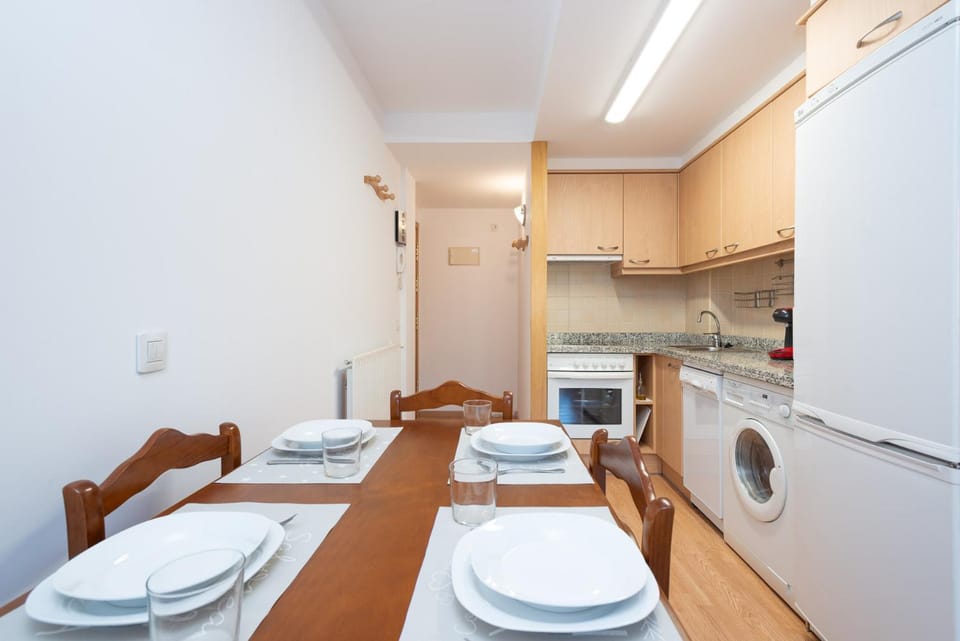 Kitchen or kitchenette, dishwasher, oven, washing machine
