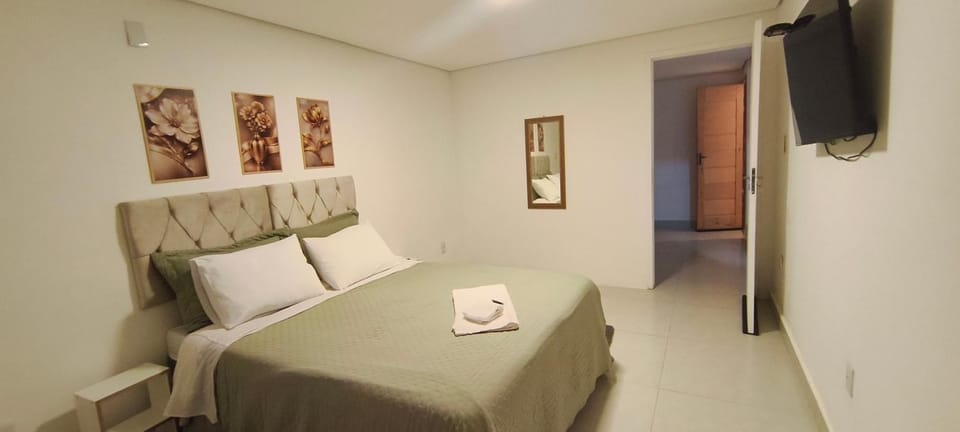 Bed, TV and multimedia, Bedroom, towels