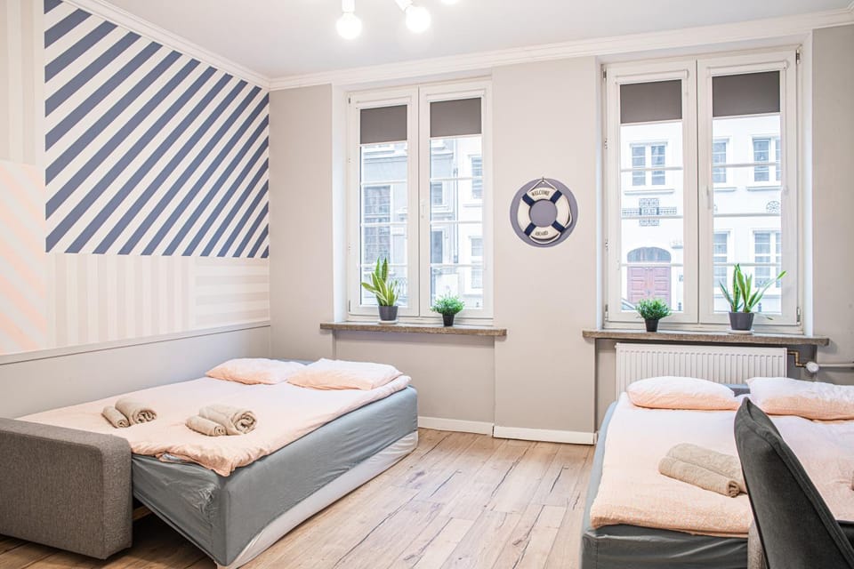 Bed, Decorative detail, Bedroom, Quiet street view, towels