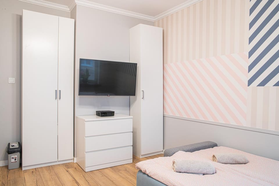 Bed, TV and multimedia, Bedroom, towels, wardrobe
