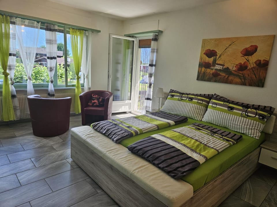 Bed, TV and multimedia, Living room, Photo of the whole room, Seating area, Bedroom