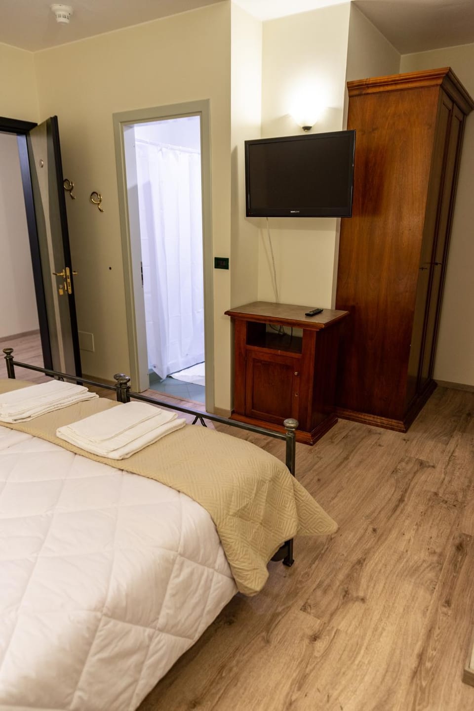 Bed, TV and multimedia, Photo of the whole room, Bedroom