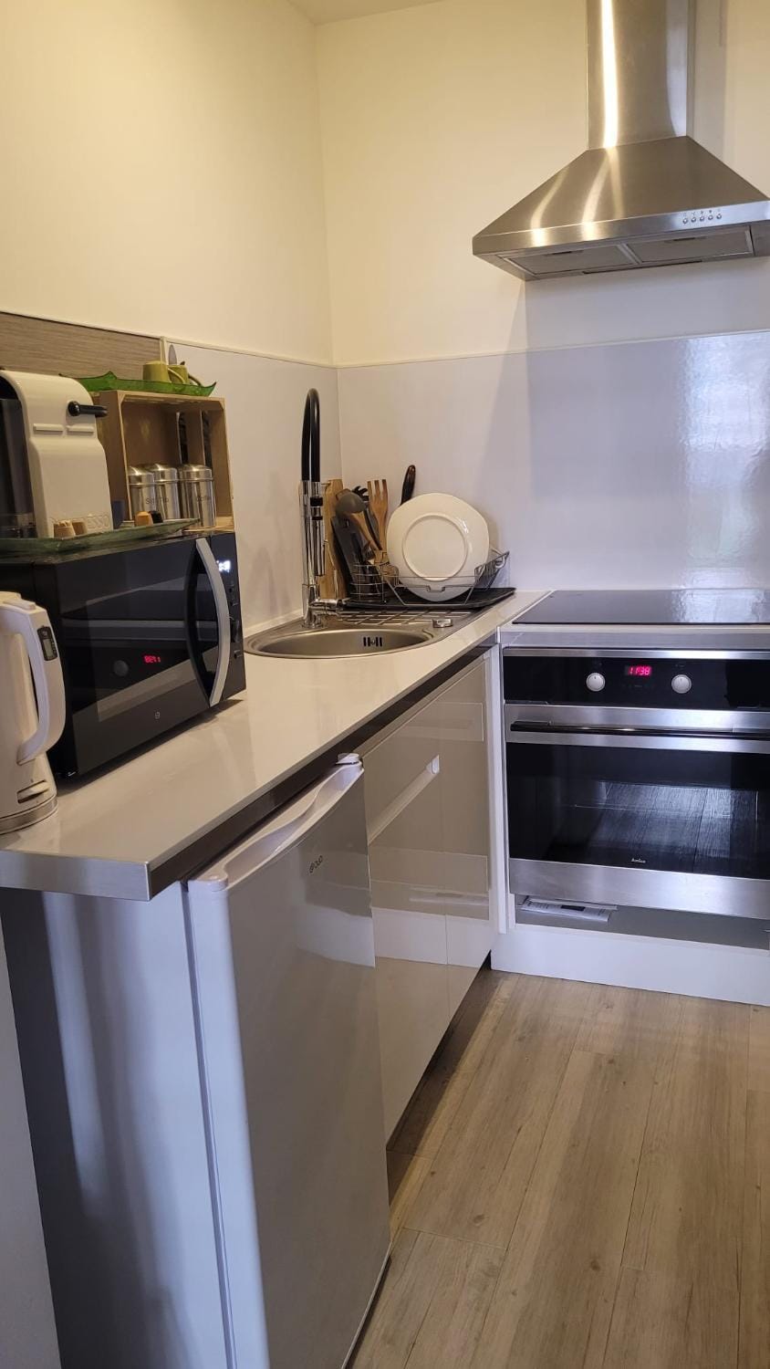 Coffee/tea facilities, Kitchen or kitchenette, stove, toaster