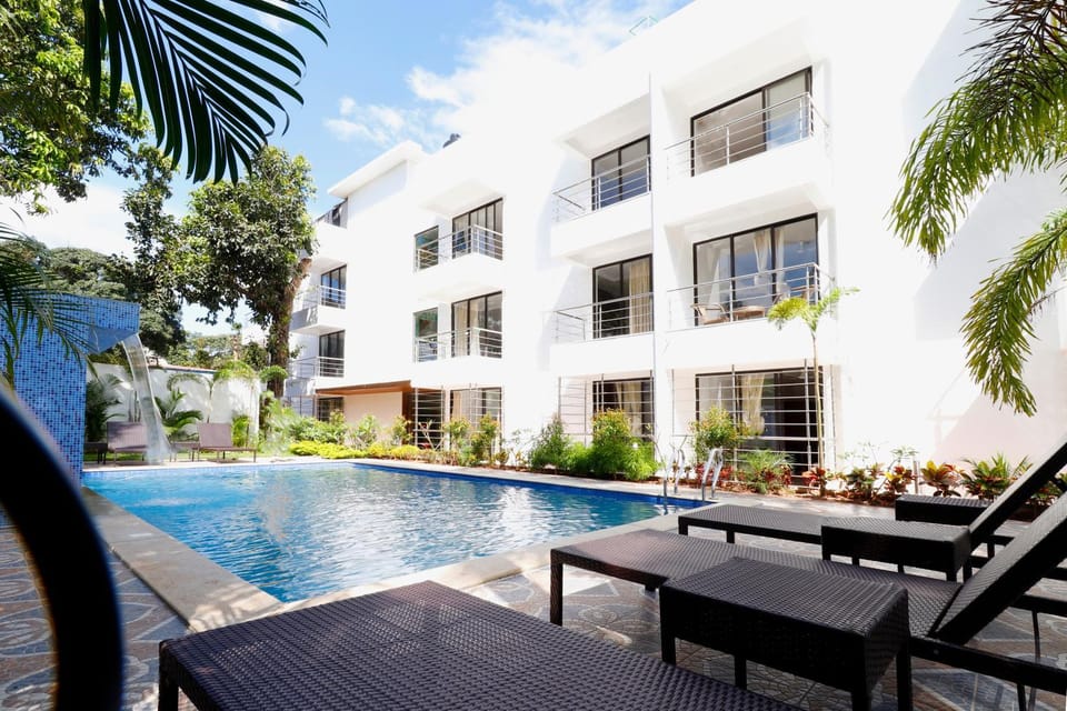 Property building, Patio, Swimming pool, Swimming pool