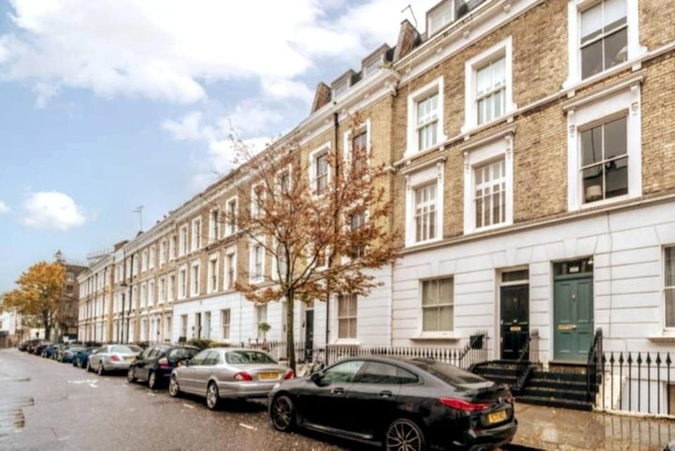 Niru Experience Jewel of Ifield Road 2BD 2BA Apartment in City of Westminster