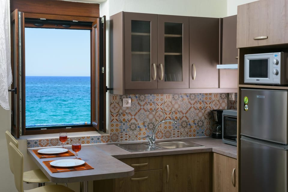 Kitchen or kitchenette, Dining area, Sea view, oven