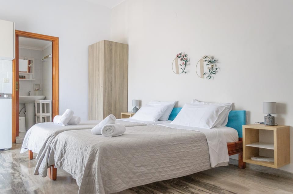 Shower, Toilet, Bed, Decorative detail, Decorative detail, Bedroom, Area and facilities, towels, wardrobe