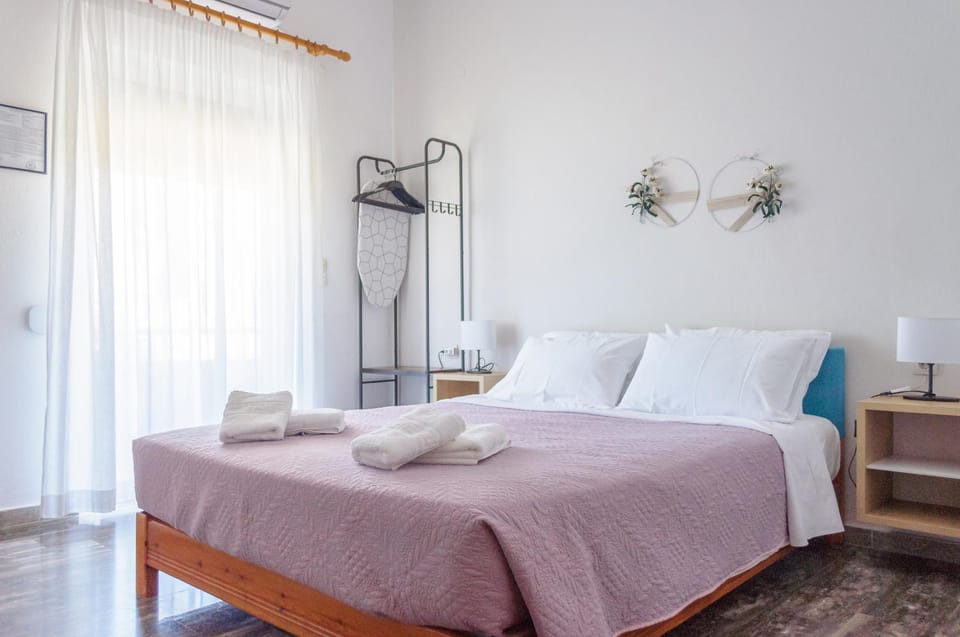 Bed, Photo of the whole room, Decorative detail, towels