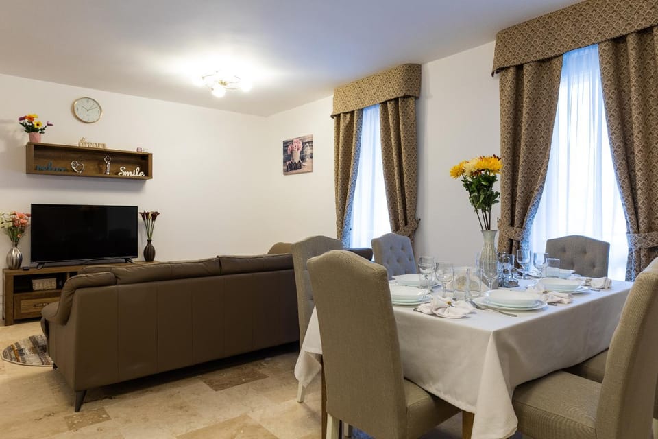 TV and multimedia, Living room, Seating area, Dining area