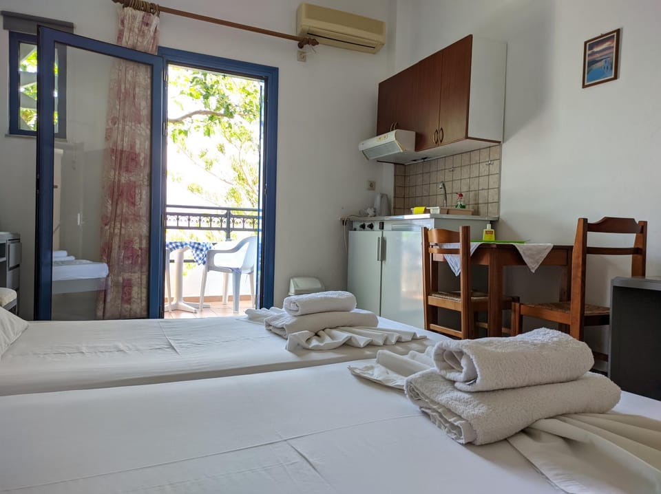 Kitchen or kitchenette, Bedroom