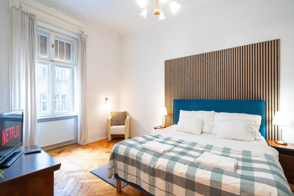 Bed, TV and multimedia, Bedroom