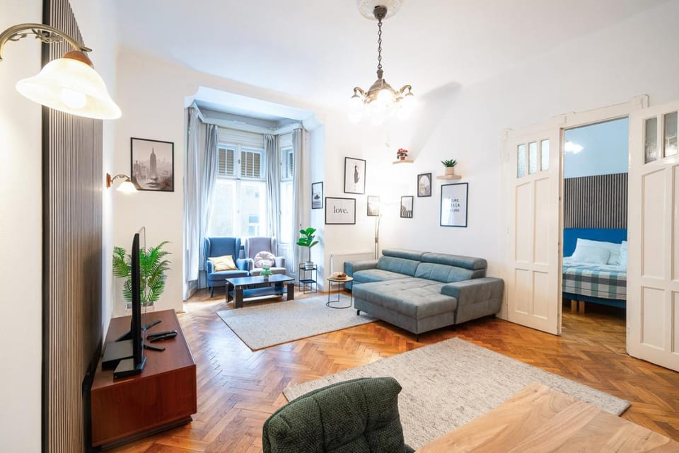 TV and multimedia, Living room, Seating area, air conditioner