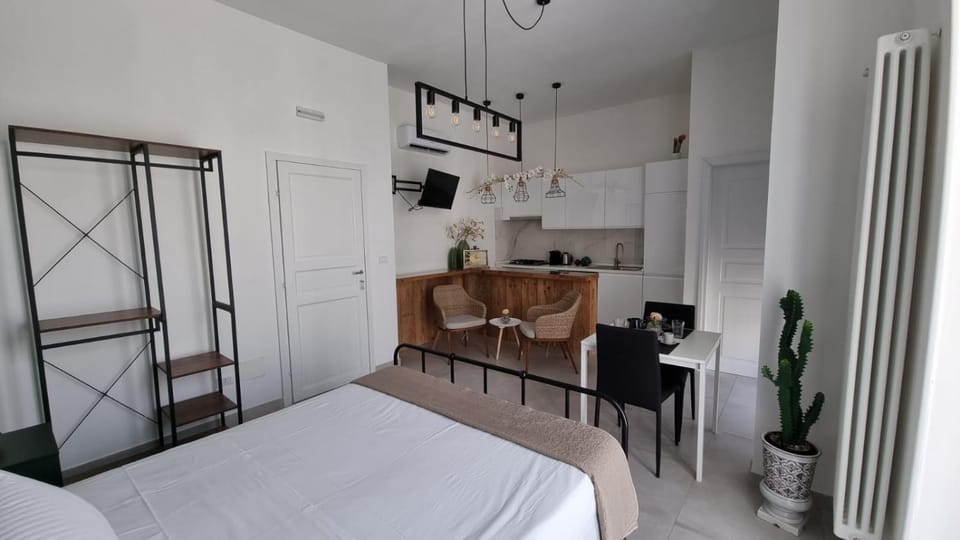 Bed, Kitchen or kitchenette, Photo of the whole room, Seating area, Dining area, Bedroom, minibar, stove