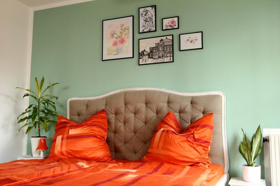 Bed, Living room, Bedroom
