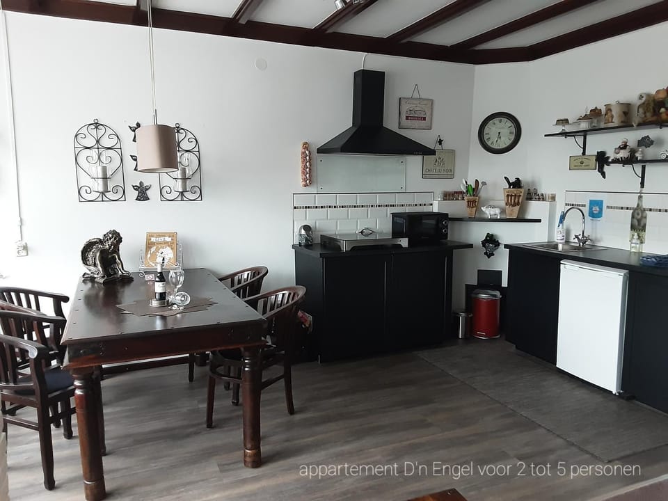 Coffee/tea facilities, Kitchen or kitchenette, Dining area