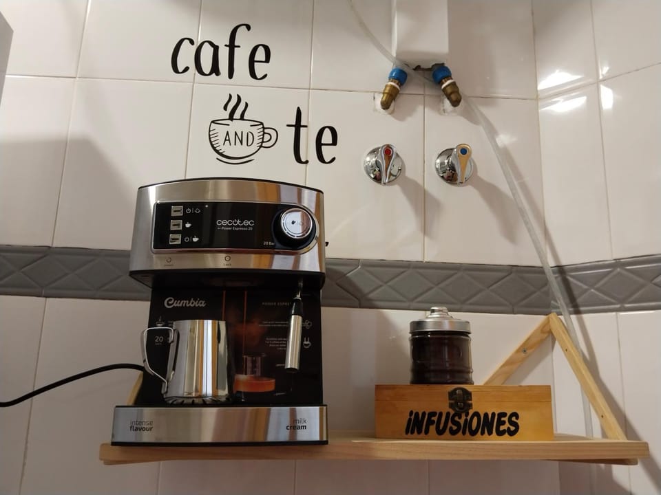 Coffee/tea facilities, Kitchen or kitchenette