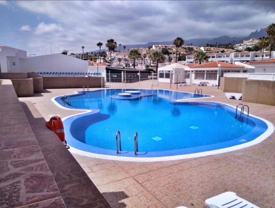 Swimming pool, sunbed