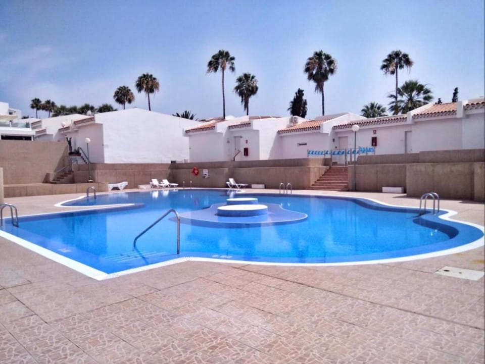 Swimming pool, sunbed