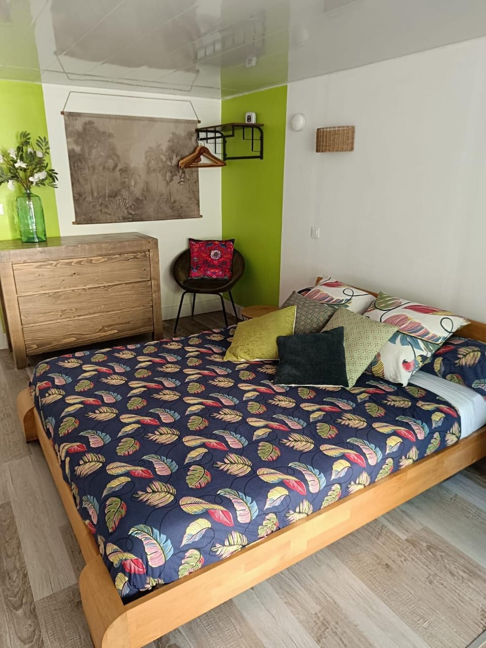 Bed, Photo of the whole room, Bedroom