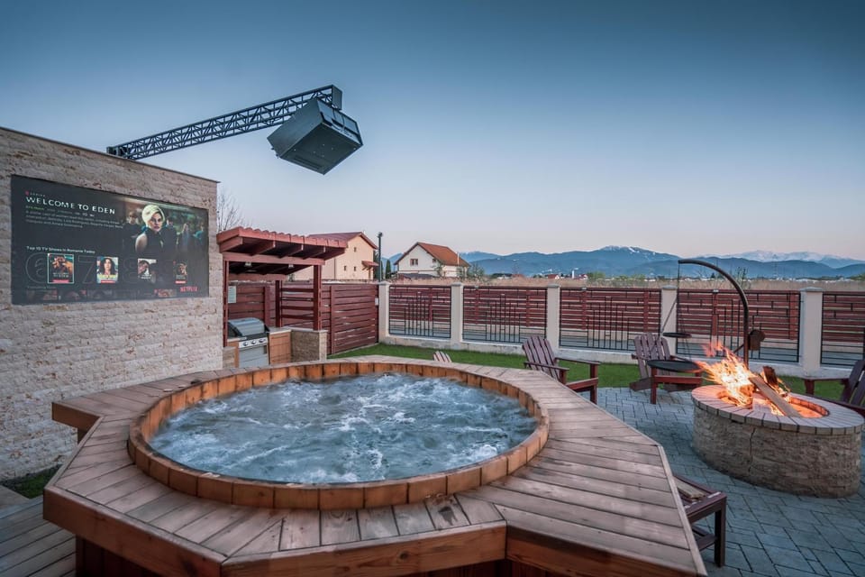Communal lounge/ TV room, Day, Natural landscape, Hot Tub, Evening entertainment, Mountain view, Pool view, Swimming pool