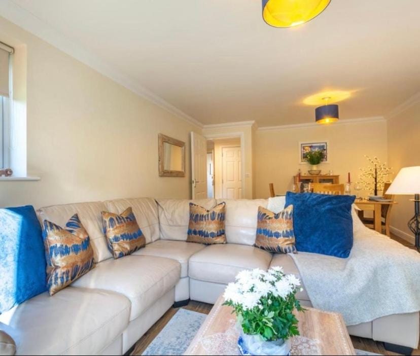 Nearby landmark, Natural landscape, Garden, Living room, Seating area, Dining area, Garden view, Landmark view, heating, internet