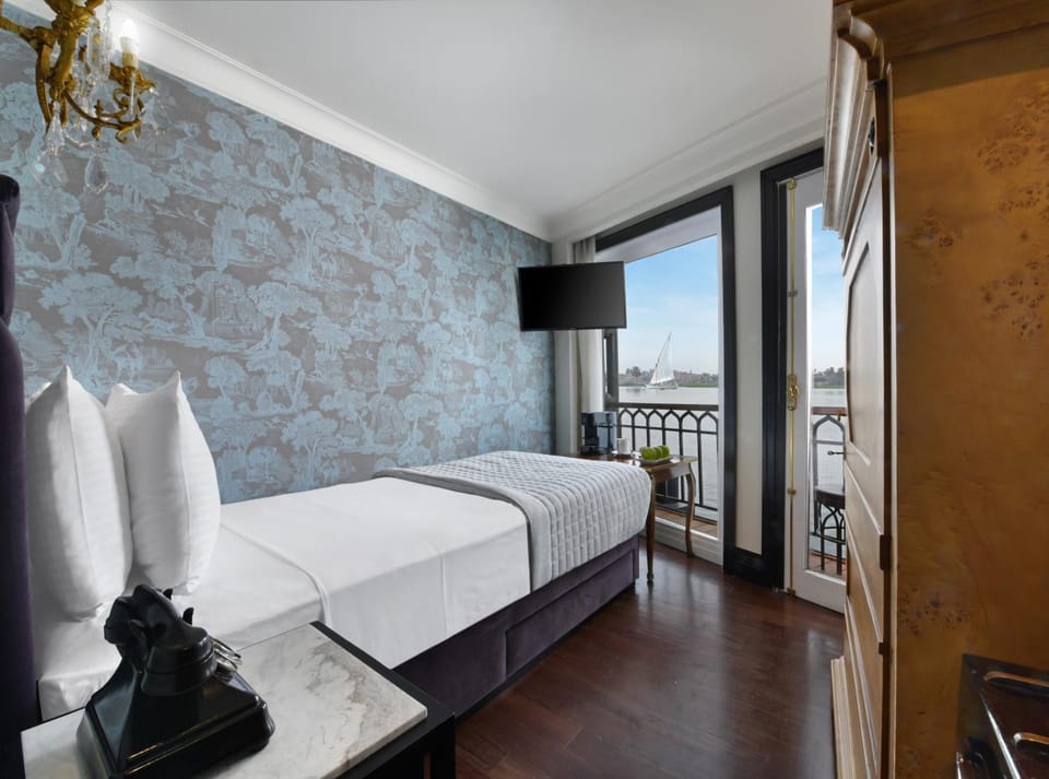Bed, TV and multimedia, View (from property/room), Balcony/Terrace, Photo of the whole room, Bedroom