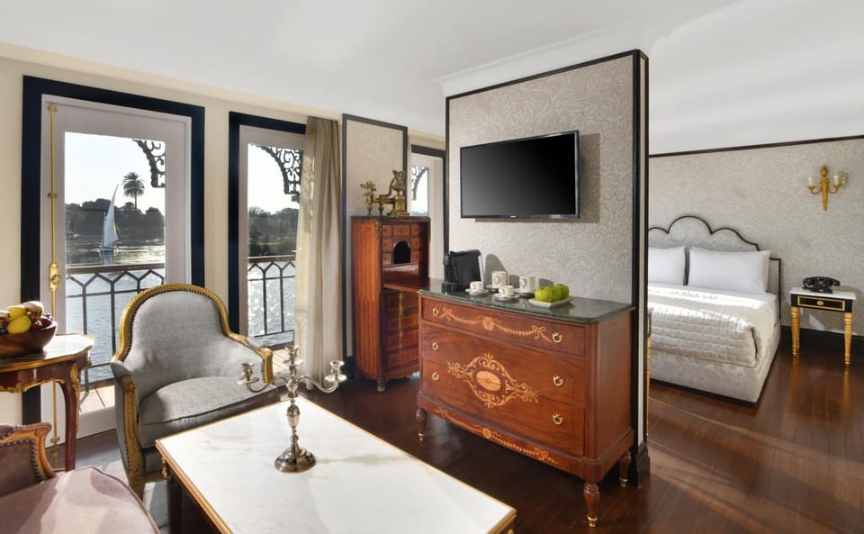Communal lounge/ TV room, Bed, Living room, Photo of the whole room, Seating area