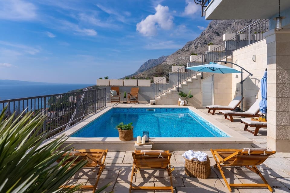 Property building, Balcony/Terrace, Swimming pool