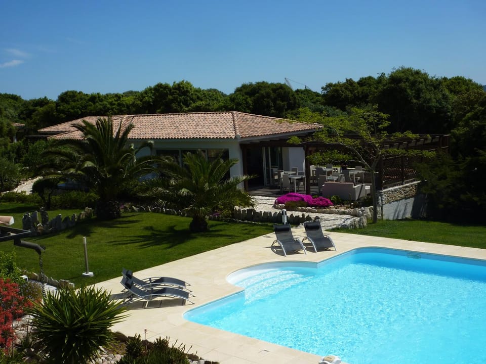 Property building, Facade/entrance, Spring, Day, Garden, Balcony/Terrace, Garden view, Pool view, Swimming pool, Swimming pool, sunbed