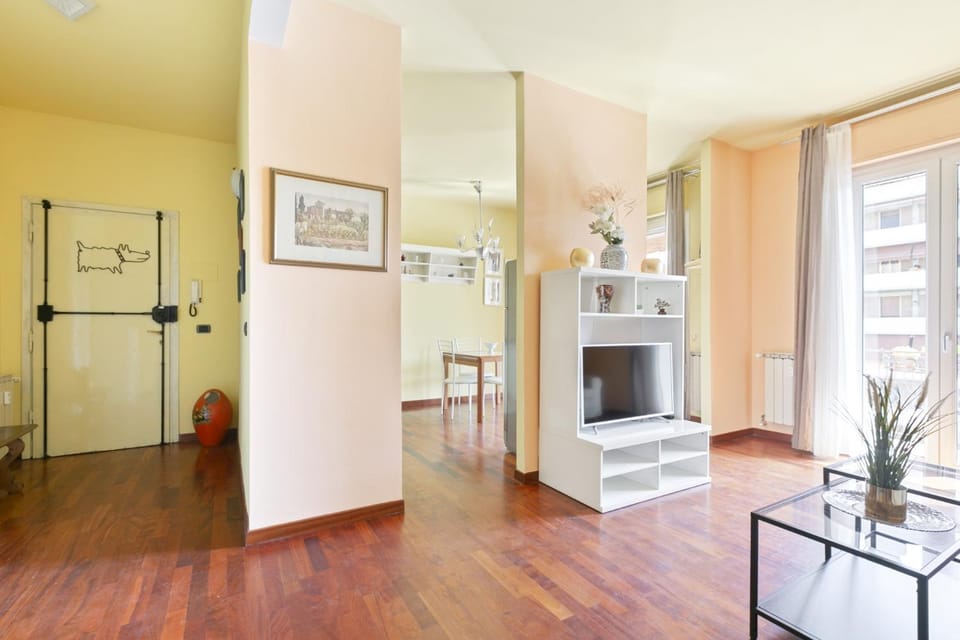 TV and multimedia, Living room, Seating area, Dining area
