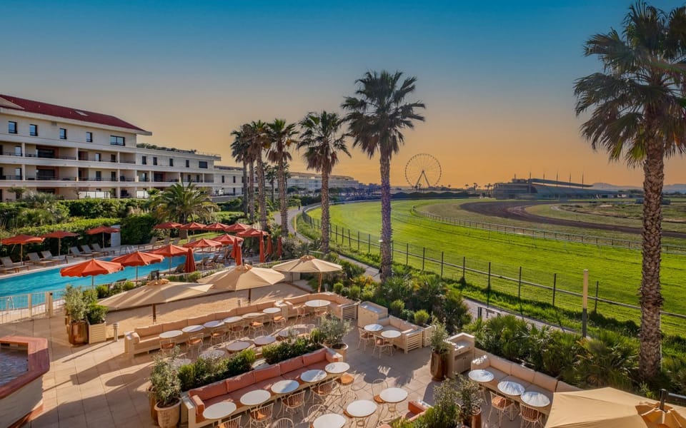 Property building, Patio, Restaurant/places to eat, Beach, Evening entertainment, Garden view, Pool view, Sea view, Swimming pool, sunbed