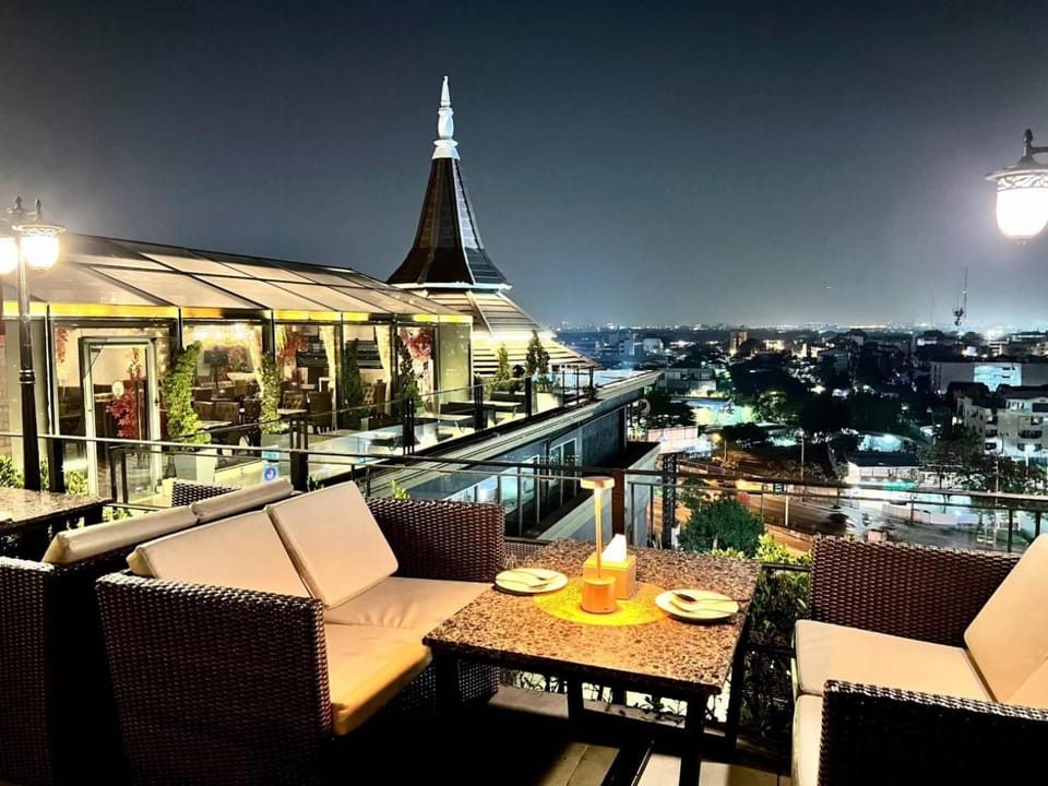 Restaurant/places to eat, Lounge or bar