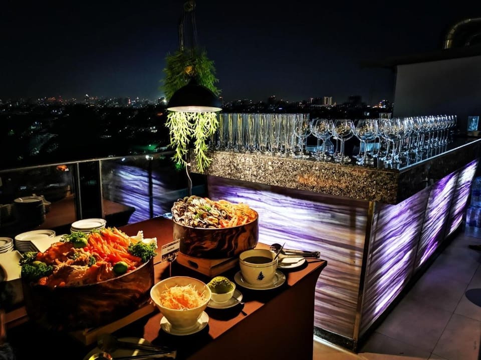 Restaurant/places to eat, Nightclub / DJ, Banquet/Function facilities, Evening entertainment