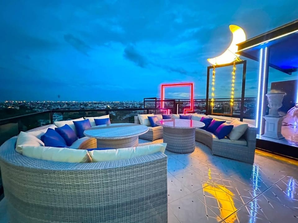 Restaurant/places to eat, Lounge or bar