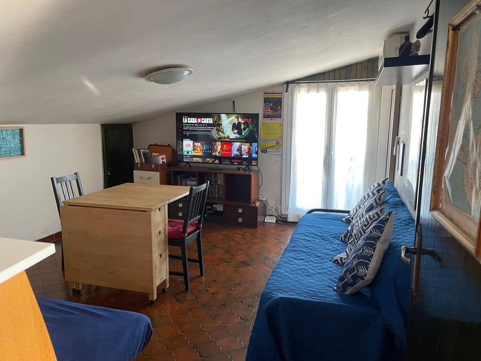 CINEMAHOUSE TerraceMare - Your GreekStyleAttic with MaxiTV! Apartment in Lazio