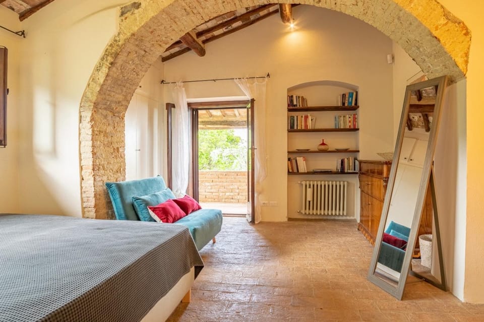 Podere Bargnano Cetona, Sleeps 12, Pool, WiFi, Air conditioning Villa in Umbria