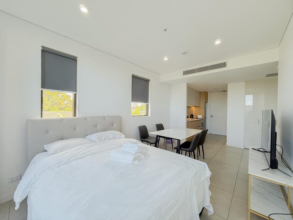 Bed, TV and multimedia, Photo of the whole room, Seating area, Bedroom