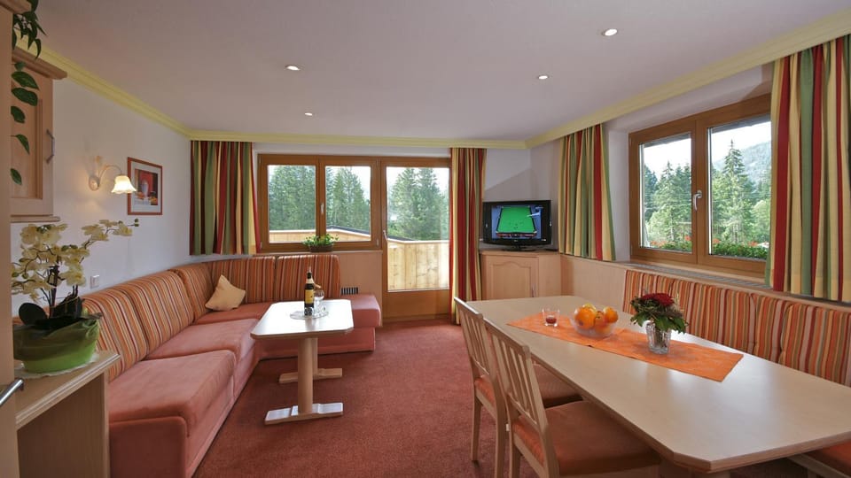 TV and multimedia, Balcony/Terrace, Living room, Seating area, Dining area, Garden view, Garden view, Mountain view, Mountain view