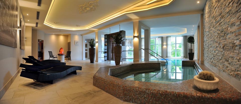 Hot Tub, Swimming pool