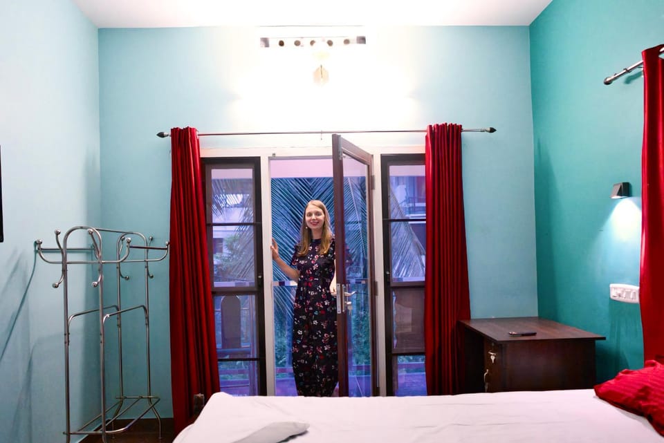 Bed, People, Photo of the whole room, Bedroom, group of guests