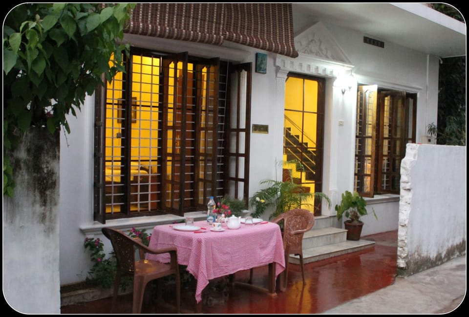 Restaurant/places to eat, Night, Bird's eye view