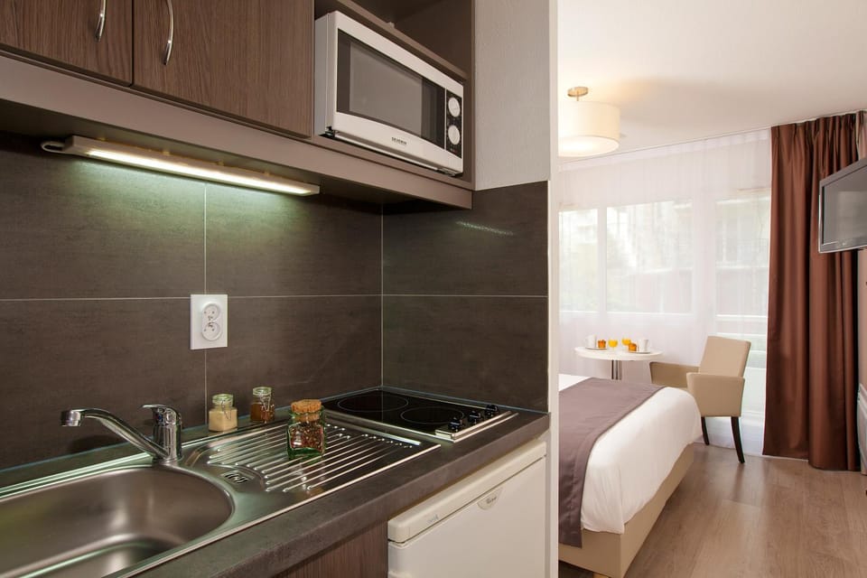 Kitchen or kitchenette