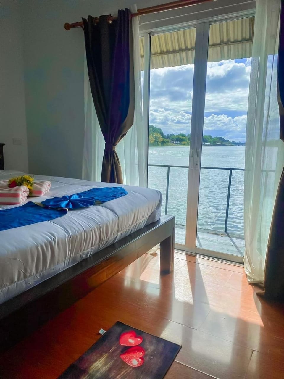 Bed, Natural landscape, View (from property/room), Balcony/Terrace, Bedroom, River view